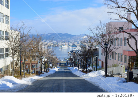 函館　八幡坂と函館港 13201397