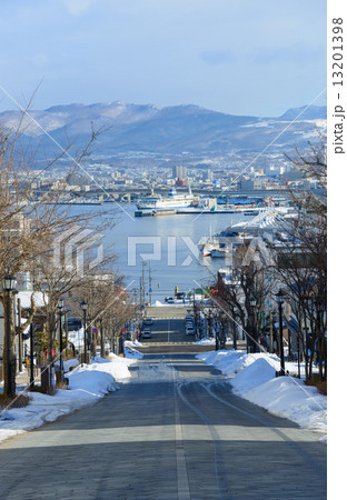 函館　八幡坂と函館港 13201398