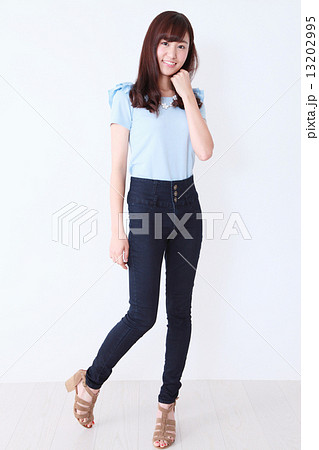 若い女性　ポートレート　汎用イメージ 13202995