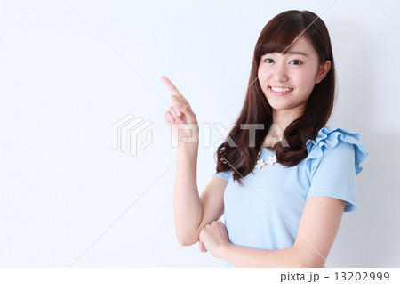 若い女性　ポートレート　汎用イメージ 13202999