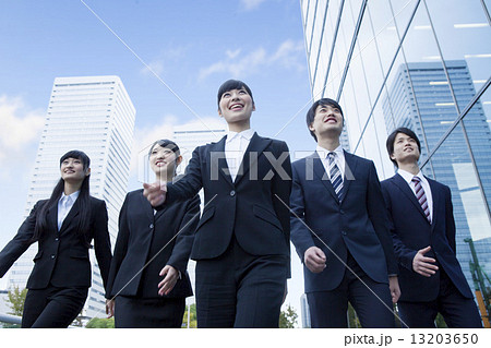 オフィスを歩く新社会人 13203650