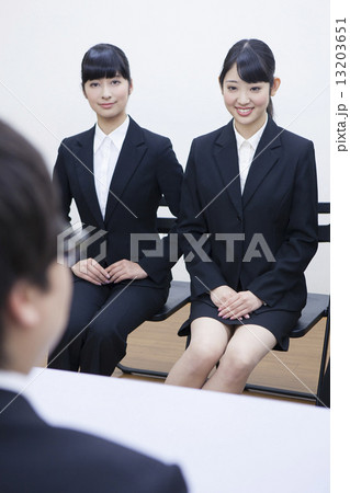 面接を受ける大学生 13203651