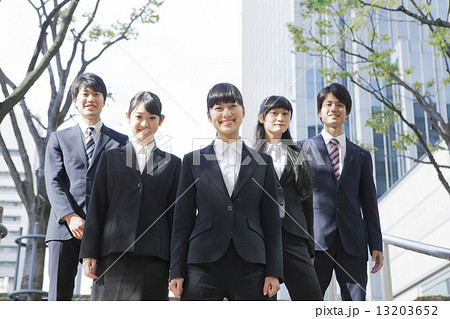 整列する新社会人 13203652