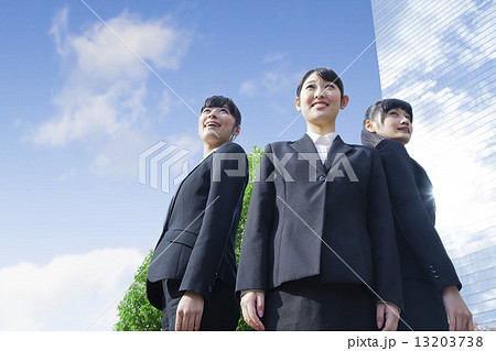 空を仰ぐ女性社員の写真素材