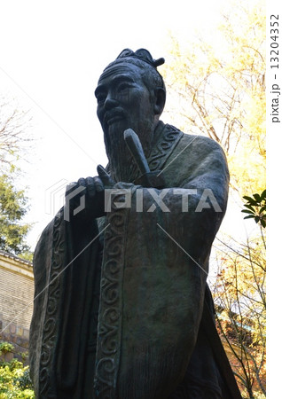 世界一高い「孔子の像」（湯島聖堂／東京都文京区湯島1丁目） 13204352