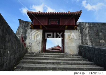 首里城の「漏刻門」（首里城公園／沖縄県那覇市首里） 13204623