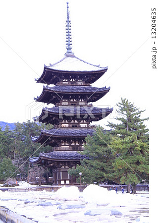 興福寺(奈良)五重塔と雪景色 興福寺(奈良)五重塔と雪景色 13204635