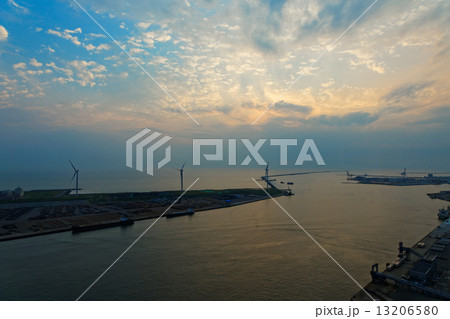 ポートタワーセリオンより夕暮れの秋田港を臨む ポートタワーセリオンより夕暮れの秋田港を臨む 13206580