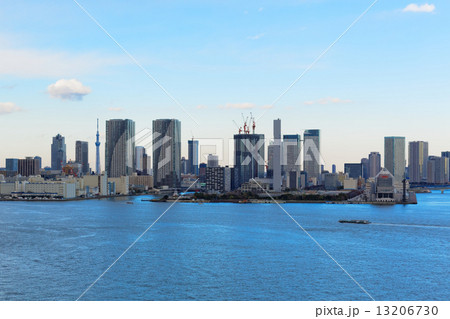 青空が広がる東京湾と高層ビル群 13206730