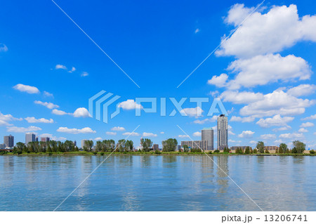 青空が広がる川口元郷の住宅街と川面に映える景観 青空が広がる川口元郷の住宅街と川面に映える景観 13206741