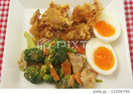 ブロッコリーサラダと唐揚げ 13206796
