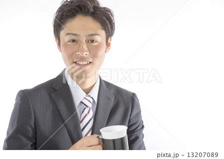 コーヒーブレイクのビジネスマン 13207089
