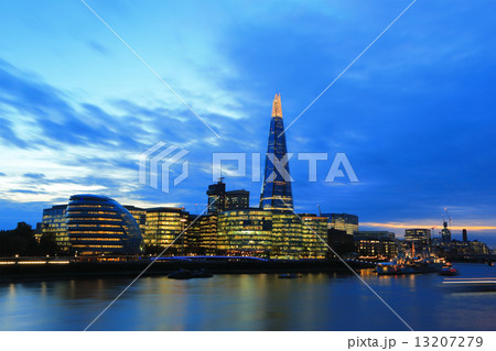Cityscape of London at night 13207279