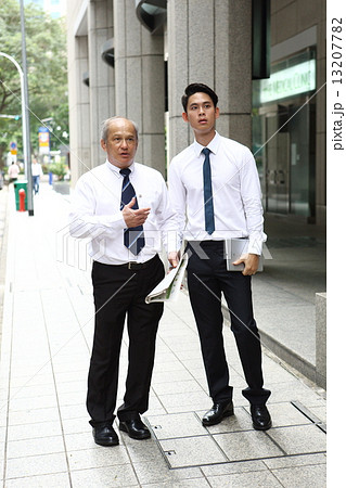 2人のアジア人ビジネスマン 13207782