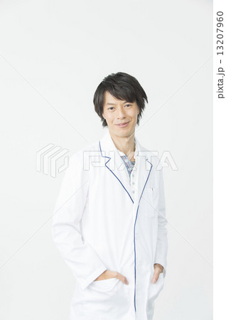 笑みを浮かべる 13207960