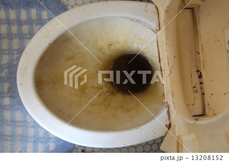 汚れた便器 13208152