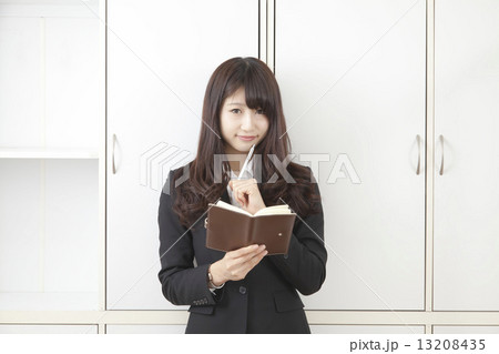 スーツを着た女性 スーツを着た女性 13208435