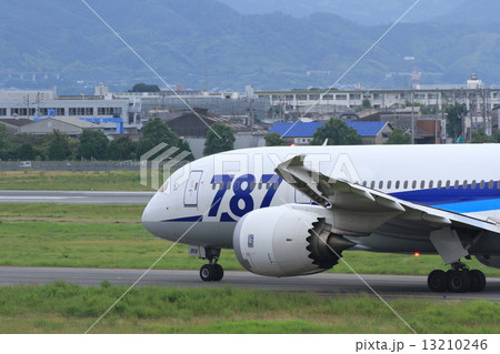 滑走路に向けてタキシングするB787 13210246