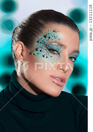 Beautiful Fashion Girl with Green Fantasy Makeup 13211116