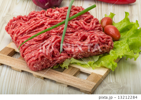 Raw minced beef 13212284