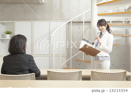 女性のセミナー講師 女性のセミナー講師 13215354