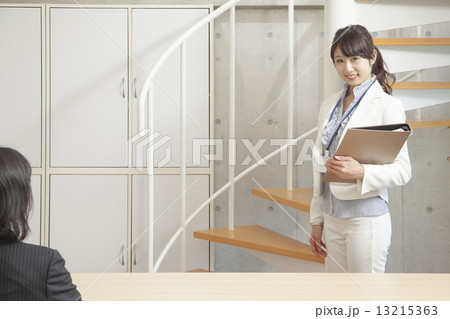 女性のセミナー講師 女性のセミナー講師 13215363