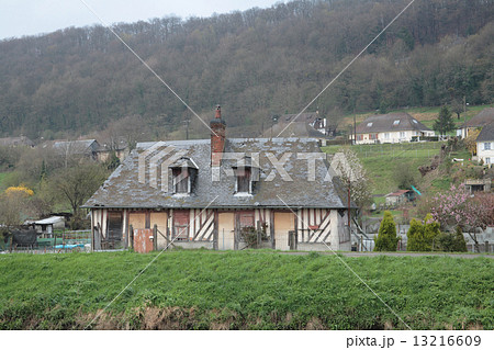 フランス 田舎町の古い建物の写真素材