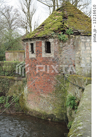 フランス、田舎町のレンガの建物 13216610