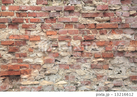 フランス、田舎町のレンガ塀 13216612