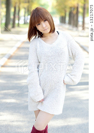 若い女性　ポートレート 13217075
