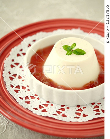 ミルクプリン　赤いフルーツソース添え（リネンクロスバージョン） 13217865