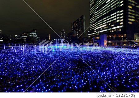 東京ミッドタウンのクリスマスイルミネーションと街の明かり 13221708