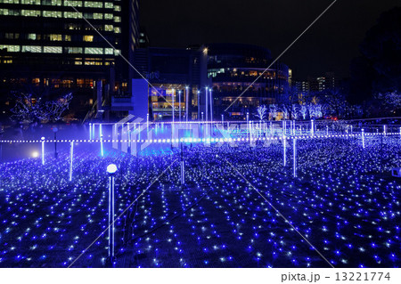 東京ミッドタウンのクリスマスイルミネーションと街の明かり 13221774