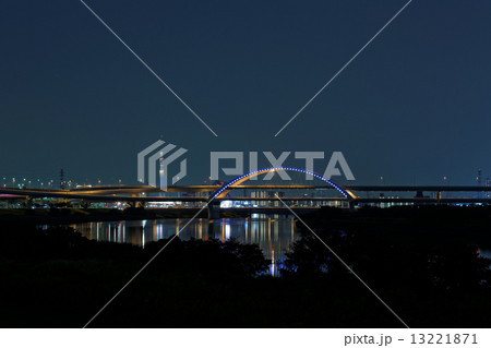 江北JCTとライトアップのスカイツリーと五色桜大橋 江北JCTとライトアップのスカイツリーと五色桜大橋 13221871