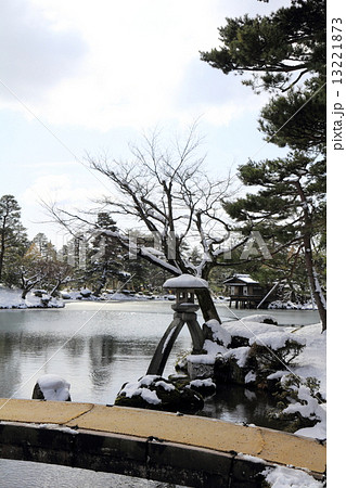 冬の兼六園(徽軫灯籠) 冬の兼六園(徽軫灯籠) 13221873
