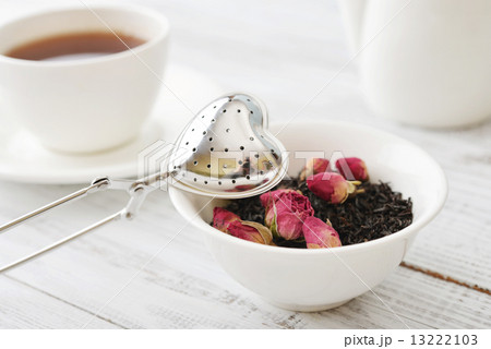 Tea strainer and rose buds 13222103