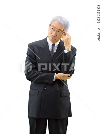 白バックのスーツ姿のロマンスグレーの男性ビジネスマン 白バックのスーツ姿のロマンスグレーの男性ビジネスマン 13223138