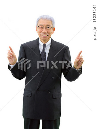 白バックのスーツ姿のロマンスグレーの男性ビジネスマン 13223144