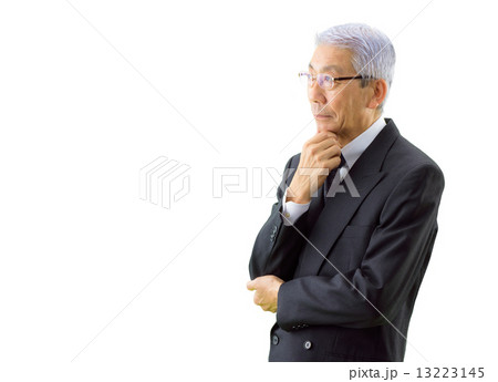 白バックのスーツ姿のロマンスグレーの男性ビジネスマン 13223145