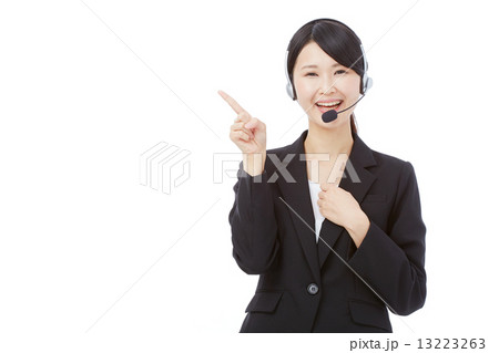 指差すオペレーター 13223263