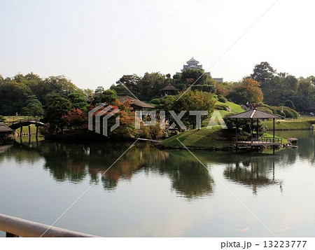 薄曇りの秋の日の岡山後楽園 13223777