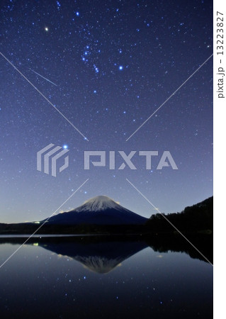 精進湖からの富士山と流星 13223827
