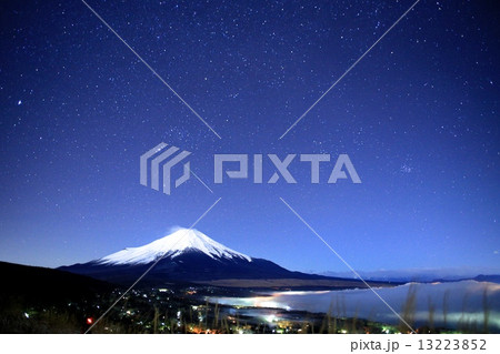 山中湖からの富士山と流星 13223852