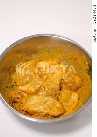 仕込み中の自家製チキンティッカ 13224451