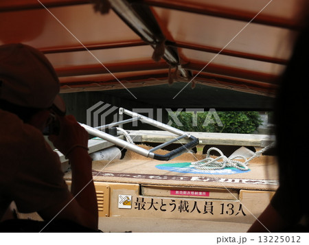 松江市の普門院橋を屋根を下げてくぐる堀川遊覧船(ぐるっと松江堀川めぐり) 松江市の普門院橋を屋根を下げてくぐる堀川遊覧船(ぐるっと松江堀川めぐり) 13225012