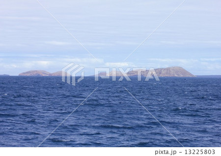 南米エクアドル太平洋の青く澄んだ海に浮かぶ生物進化論の島、ガラパゴス諸島中央部の島々 南米エクアドル太平洋の青く澄んだ海に浮かぶ生物進化論の島、ガラパゴス諸島中央部の島々 13225803