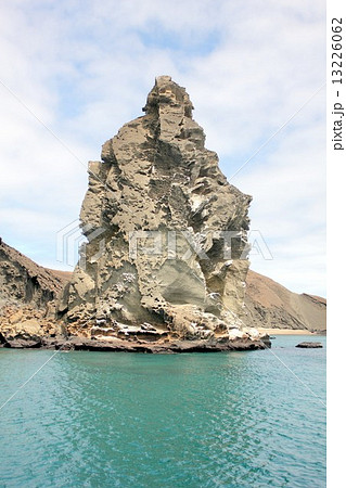 南米エクアドルの太平洋上に浮かぶ生物進化論の島、ガラパゴス諸島のサンチアゴ島沖に浮かぶバルトロメ島のピナクルと美しい海の風景 13226062