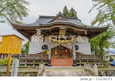 塩沢宿に鎮座する住吉神社の拝殿 13226251