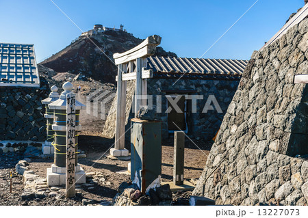 剣ヶ峰と富士山頂上浅間大社奥宮  13227073