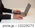 ノートパソコン男性 13229273